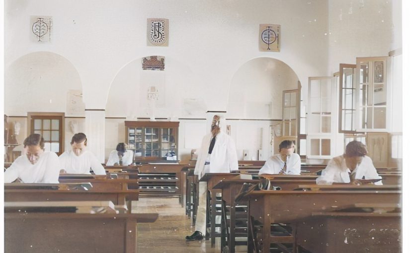 Suasana belajar di dalam kelas Prinses Juliana School (PJS). Guru sedang mendampingi siswanya yang sekarangh menjadi SMKN 2 Yogyakarta