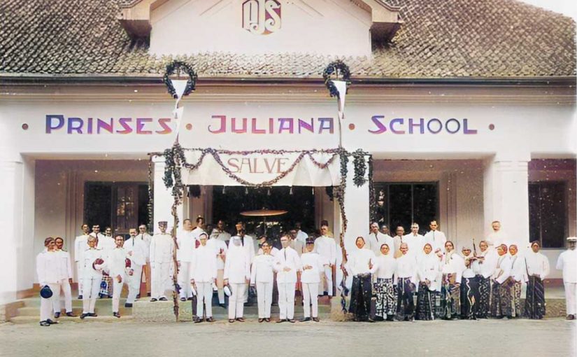 Pimpinan, staf pengajar dan para tamu foto bersama dalam peringatan 10 tahun penobatan ratu Juliana