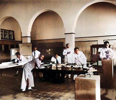 COLLECTIE_TROPENMUSEUM_Het_lokaal_voor_landmeten_en_waterpassen_van_de_afdeling_Spoorweg-_en_waterbouwkunde_aan_de_Technische_School_(Prinses_Juliana_School)_te_Yogyakarta_Java_TMnr_10002326 COLLECTIE_TROPENMUSEUM_Het_lokaal_voor_landmeten_en_waterpassen_van_de_afdeling_Spoorweg-_en_waterbouwkunde_aan_de_Technische_School_(Prinses_Juliana_School)_te_Yogyakarta_Java_TMnr_10002326