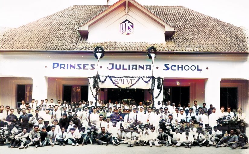 Prinses Juliana School (PJS) sekarang menjadi SMKN 2 Yogyakarta, tampak para guru & siswa dari arah depan timur