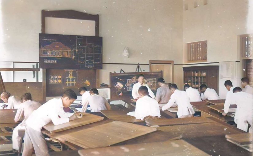 Seorang guru sedang mendampingi para siswanya dalam kegiatan praktek teknik bangunan di Prinses Juliana School (PJS) sekarang menjadi SMKN 2 Yogyakarta